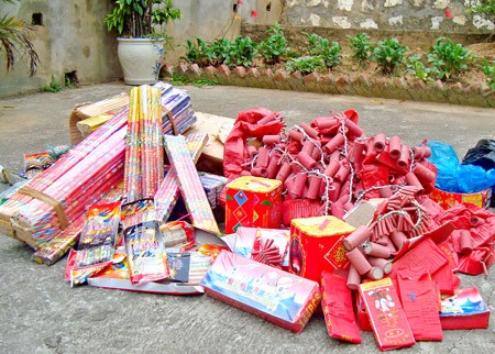 Several varieties of illegal firecrackers are seized regularly by police in the northern border city of Lang Son. The fireworks, manufactured in China, are destined for Hanoi and redistribution throughout the country. (Photo: SGGP)